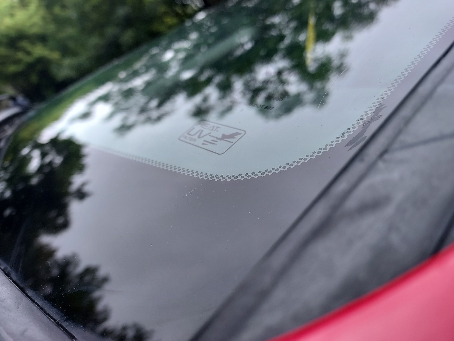 Pod tym dużym pasem jest klej, trzymający szybę. Dzięki niemu nie widać go, a szyba lepiej trzyma się karoserii