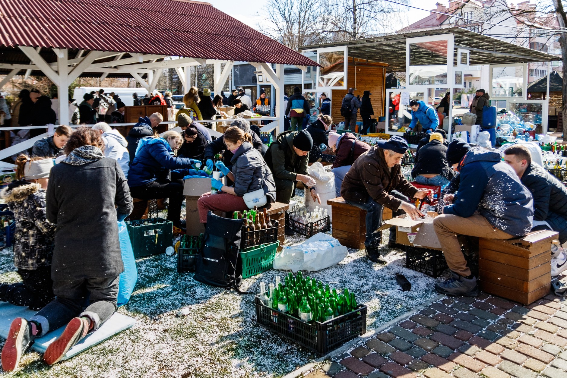 Produkcja koktaili Mołotowa w Ukrainie, 2022 r.