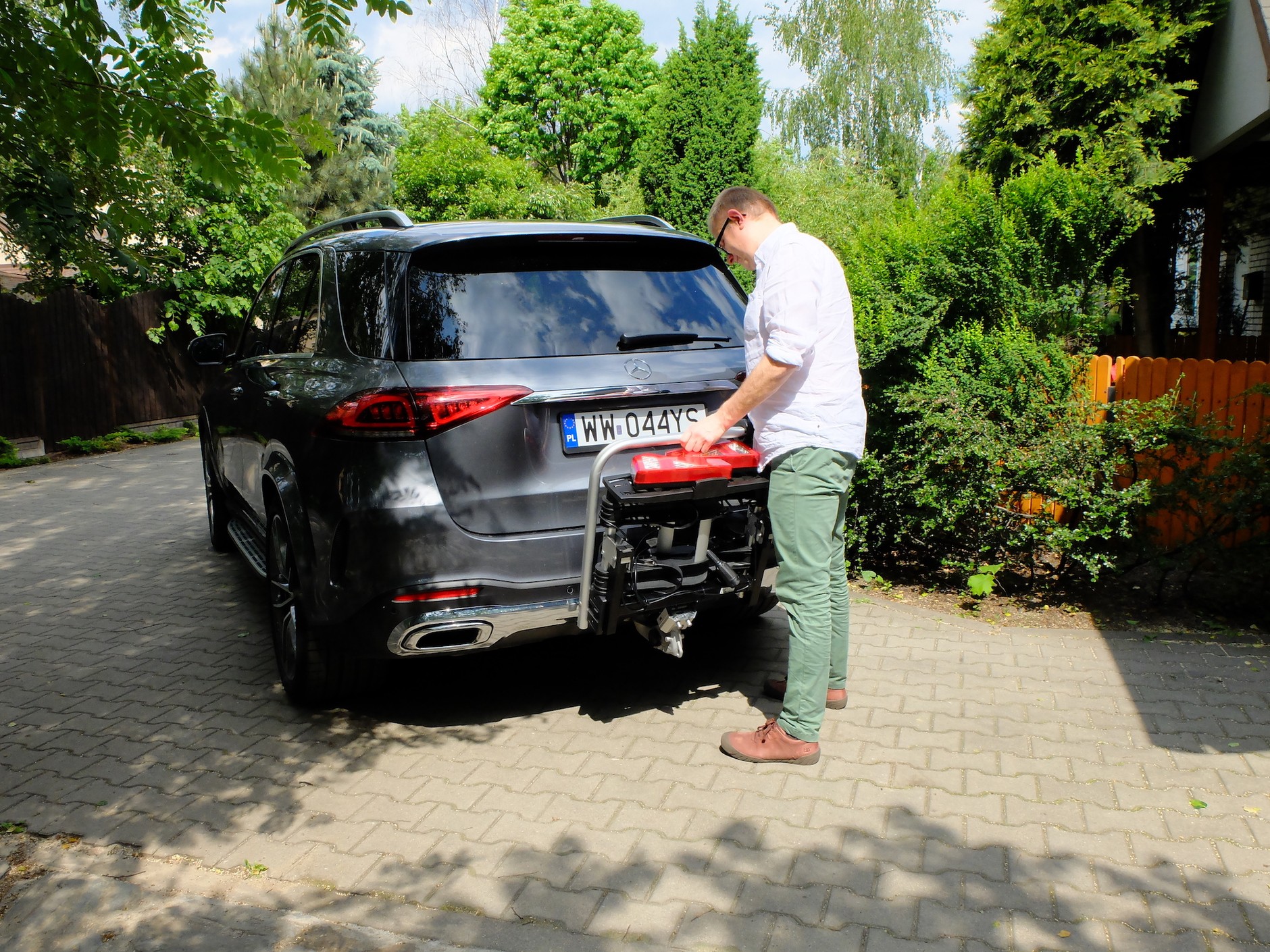 Bagażnik Uebler i21: montaż bagażnika polega na nasunięciu go na kulę haka od tyłu w pozycji pionowej