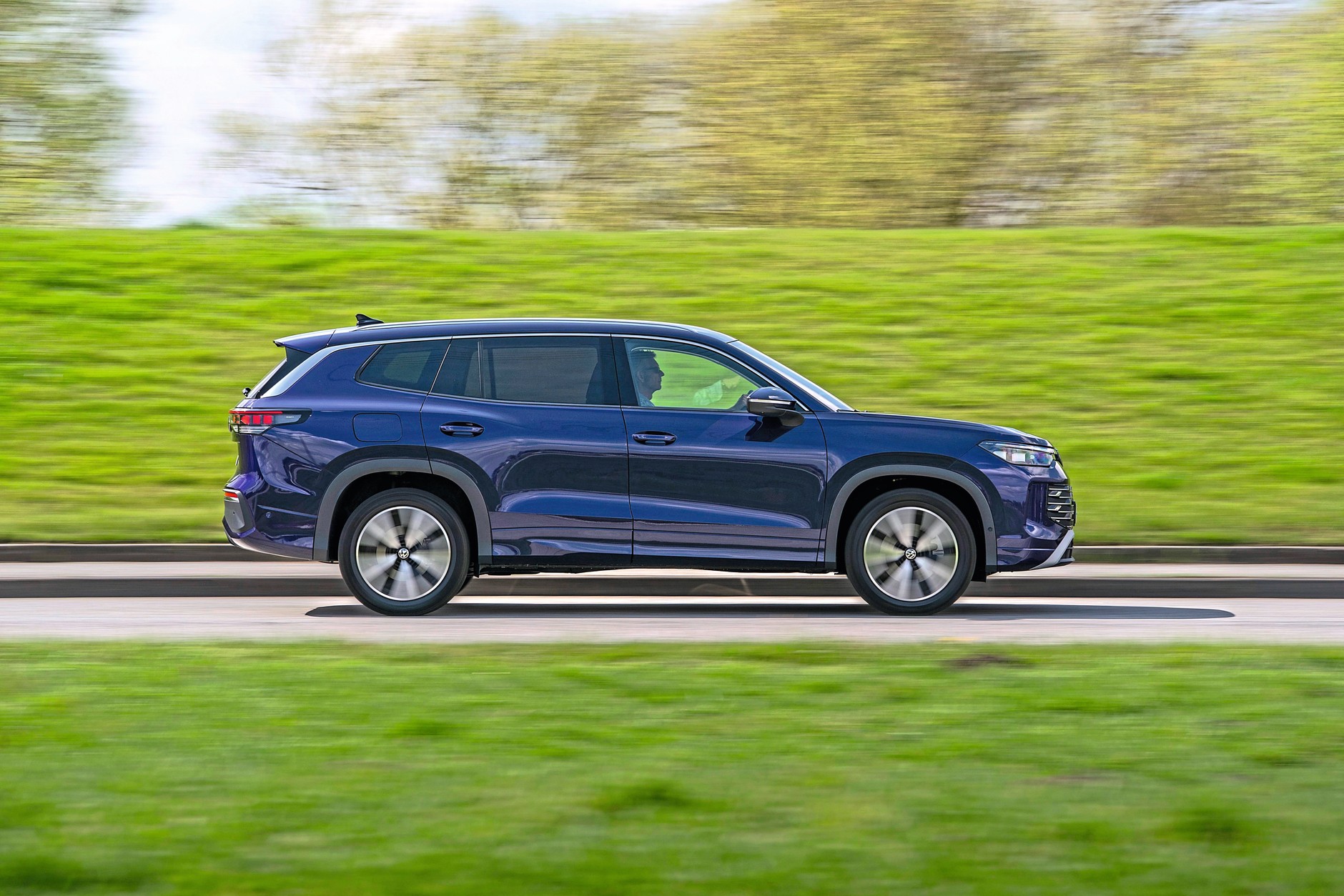 Volkswagen Tayron to model większy od Tiguana, ale pozycjonowany niżej od Touarega