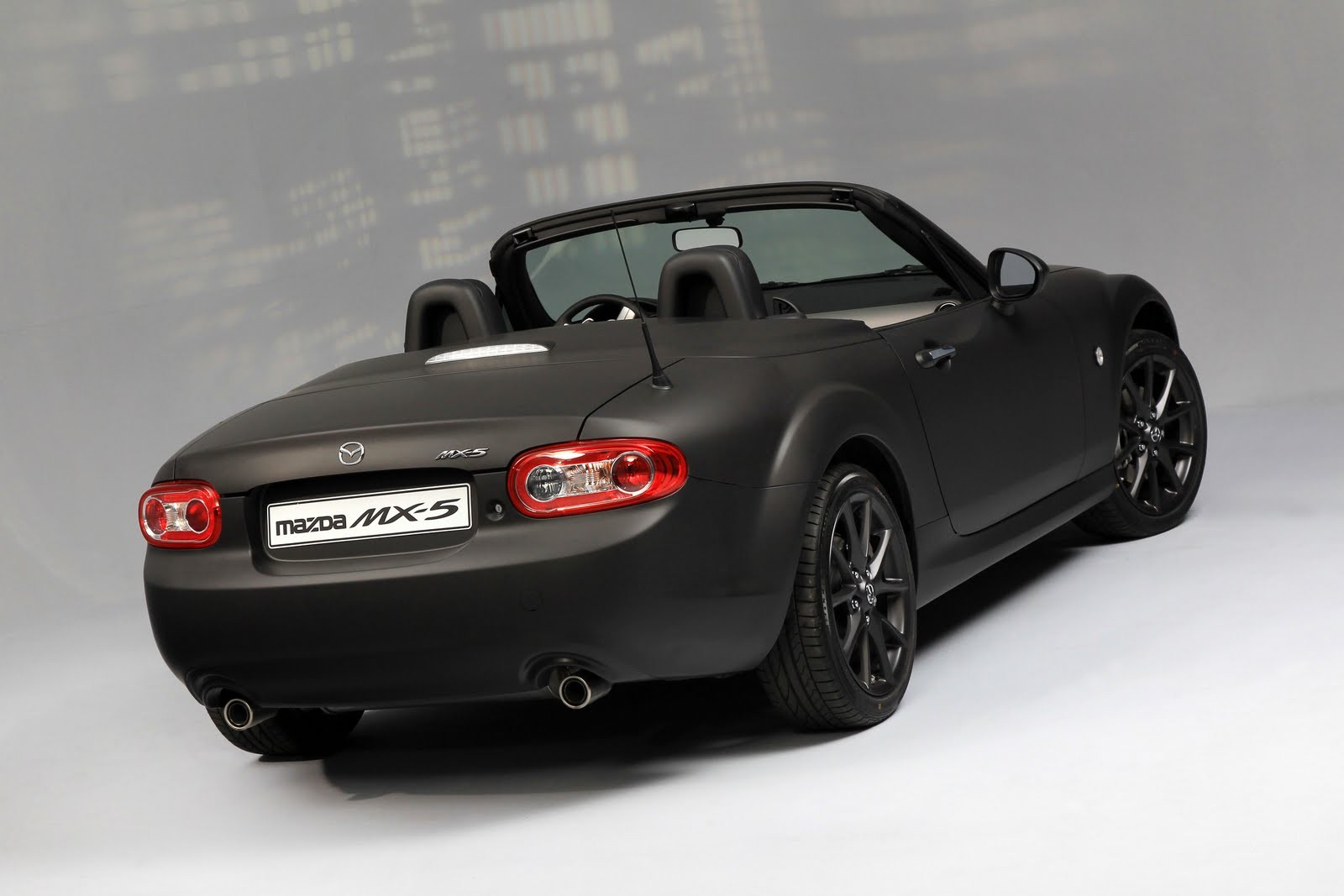 Mazda MX-5 w matowym wydaniu na ulicach Paryża