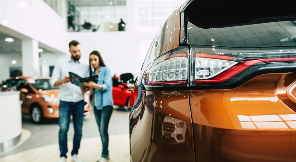 Salon samochodowy - zdjęcie ilustracyjne