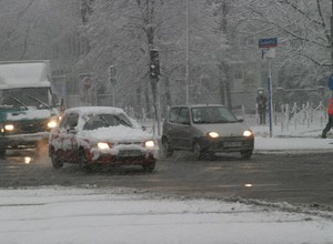 Jak jeżdzić zimą? Wyjaśniamy dlaczego, zima błędów nie wybacza
