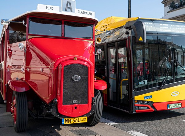 Zabytkowy autobus na ulicach Warszawy - ma 88 lat i wygląda wspaniale