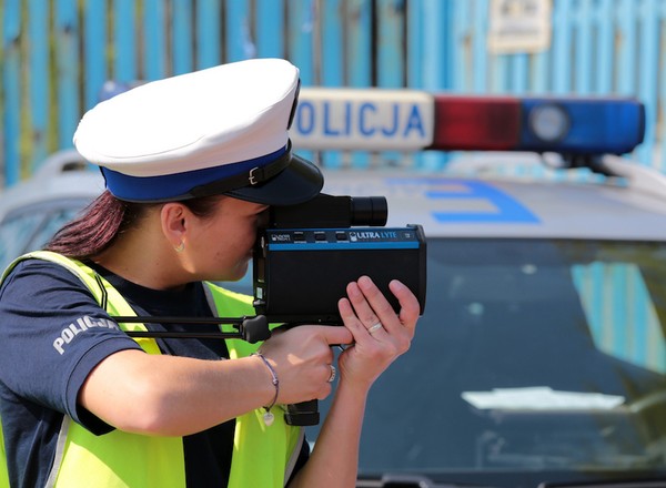 Z jakiej odległości policja powinna mierzyć prędkość? Zbyt daleki pomiar jest niewiarygodny