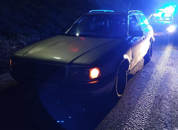 Zahaczyła o auto i uciekła. Pijana wiozła trójkę dzieci