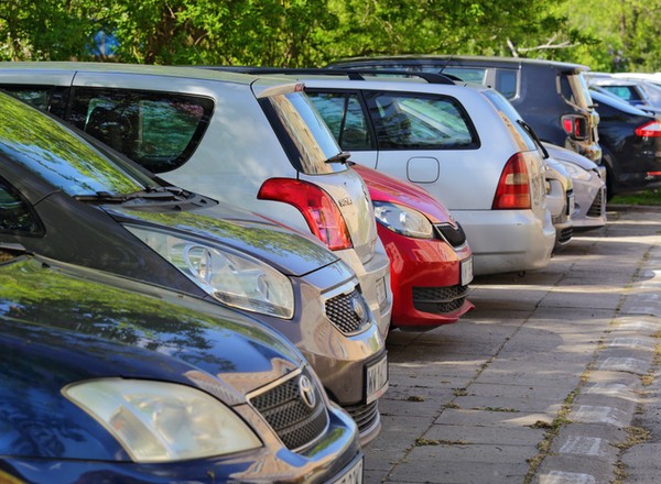 Kierowcy parkują w ten sposób codziennie. Nie zdają sobie sprawy, że niszczą auta
