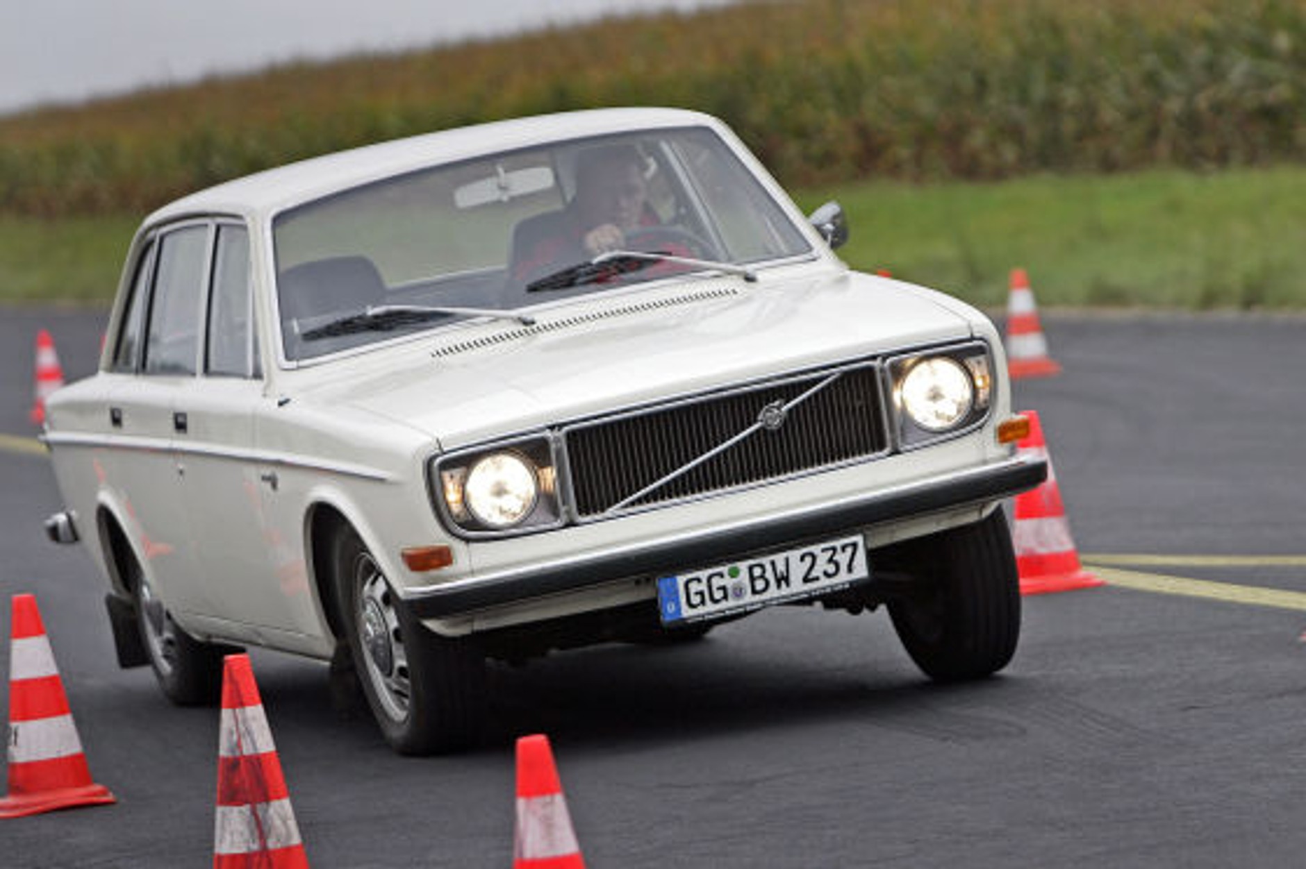 Wewnątrz nordycka powściągliwość, na zewnątrz blaszany pancerz. Volvo 144 auto nie do zajechania.