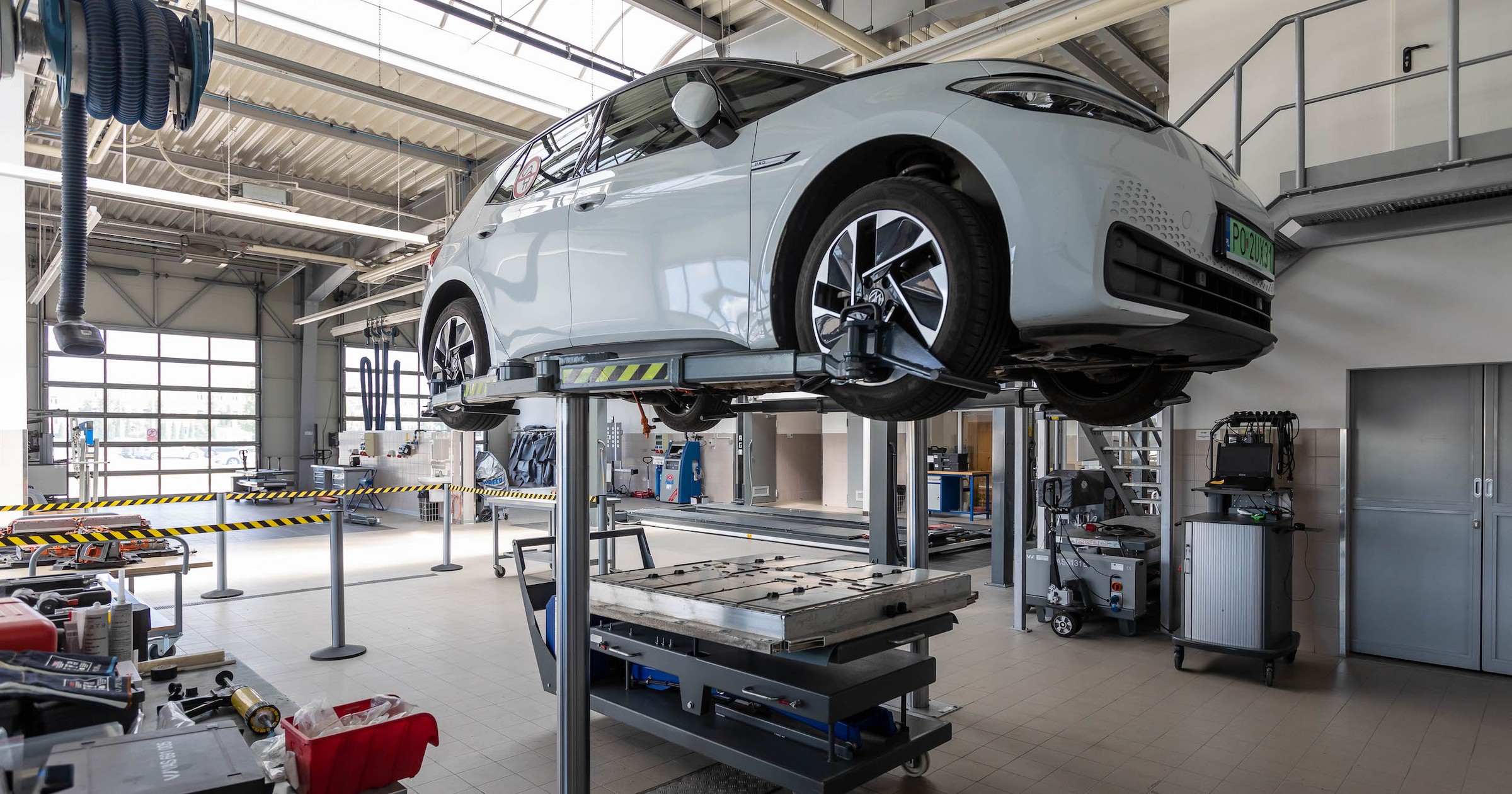 Demontaż akumulatora z Volkswagena ID.3 w Technicznym Centrum Szkoleniowo-Serwisowym w Poznaniu