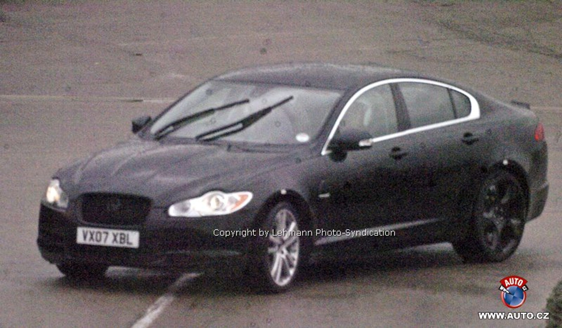 Zdjęcia szpiegowskie: Sportowy sedan Jaguar XF-R bez maskowania