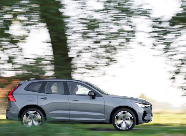 Samochodowa klasa premium rośnie w Polsce jak na drożdżach. Ulubione marki i modele w 2024 r.