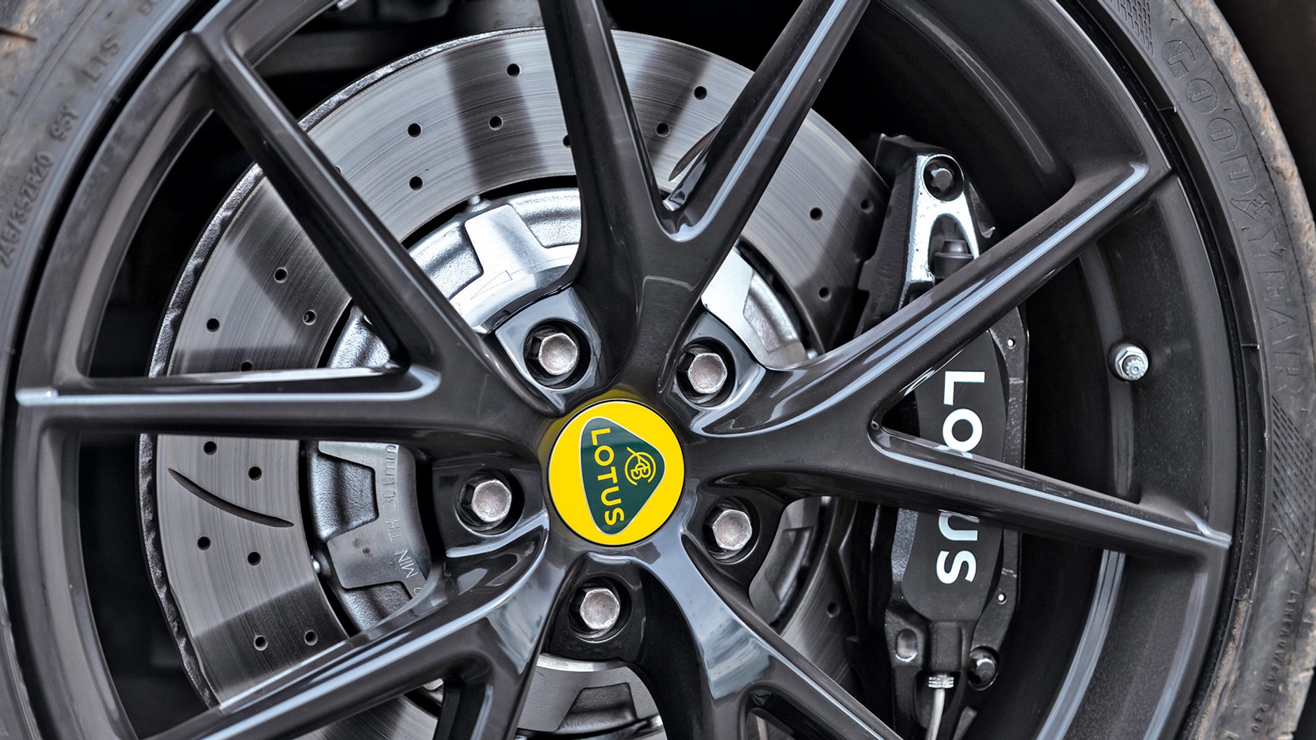 W bogato wyposażonej First Edition 20-calowe koła należą do standardowego ekwipunku