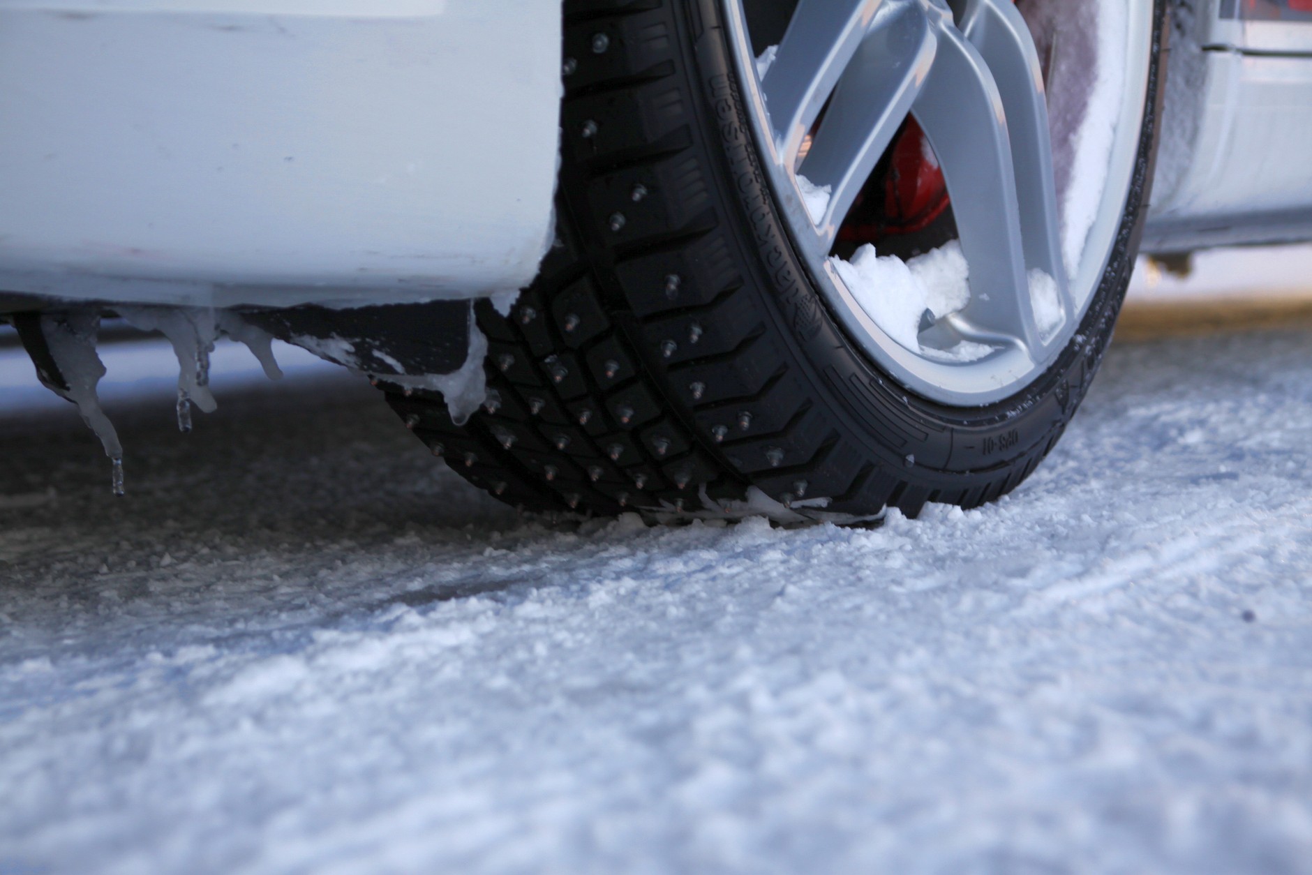 Porsche na zamarzniętym jeziorze