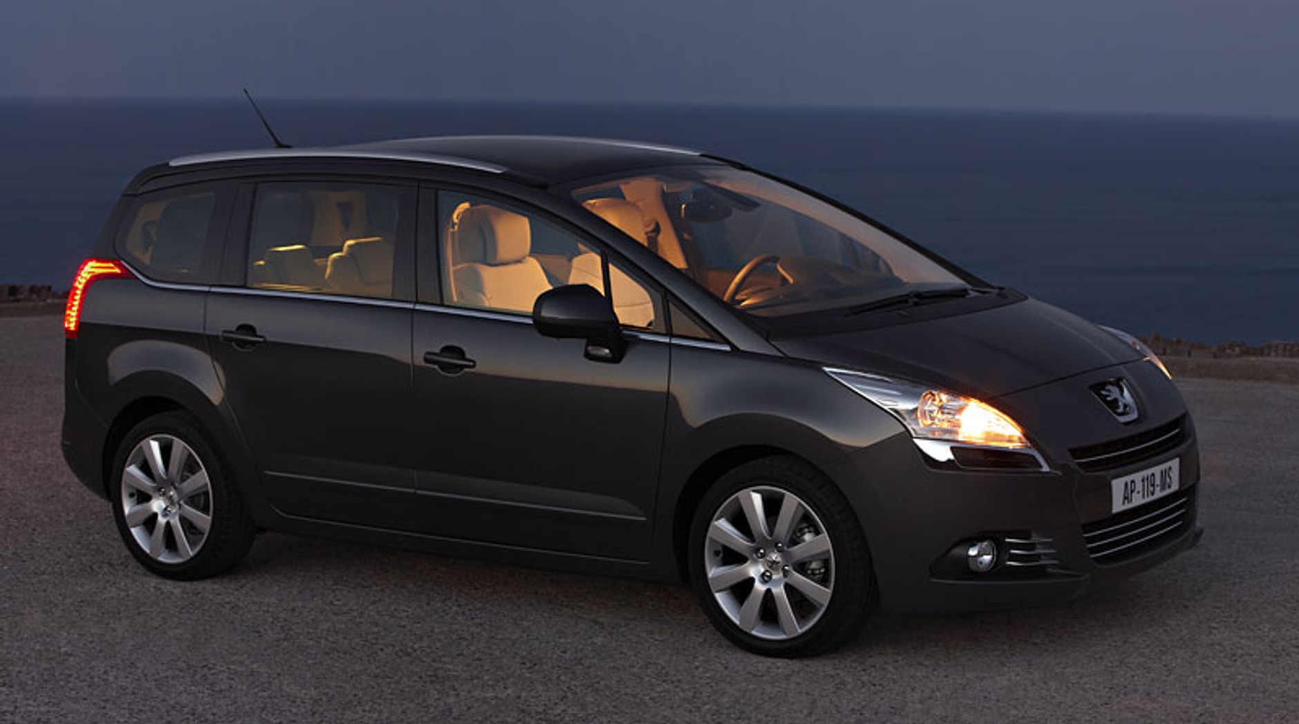 Peugeot: 5008 - duży, wygodny, nowoczesny, dla 5 lub 7 osób