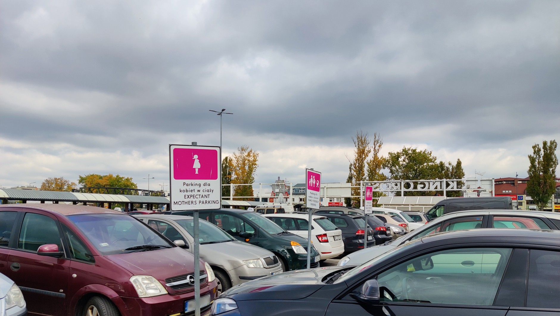 Miejsce dla kobiet w ciąży pod supermarketem