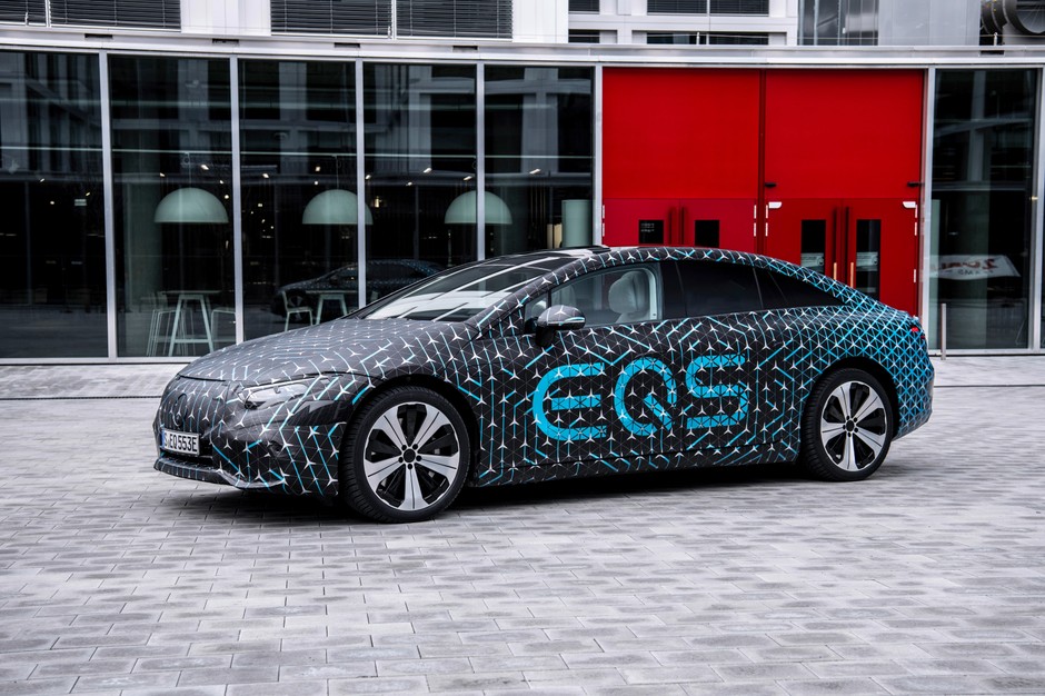 Moc rekuperacji nowego Mercedesa EQS to aż 290 kW (394 KM), co niemal eliminuje konieczność używania tradycyjnego układu hamulcowego