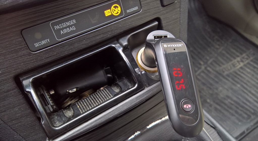 Hykker Wave pasuje do gniazda zapalniczki. Po włożeniu uruchamia się automatycznie