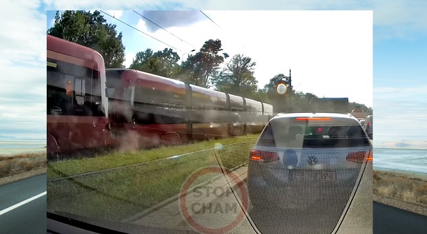 Kamera samochodowa uchwyciła silne zderzenie dwóch tramwajów w Łodzi [WIDEO]