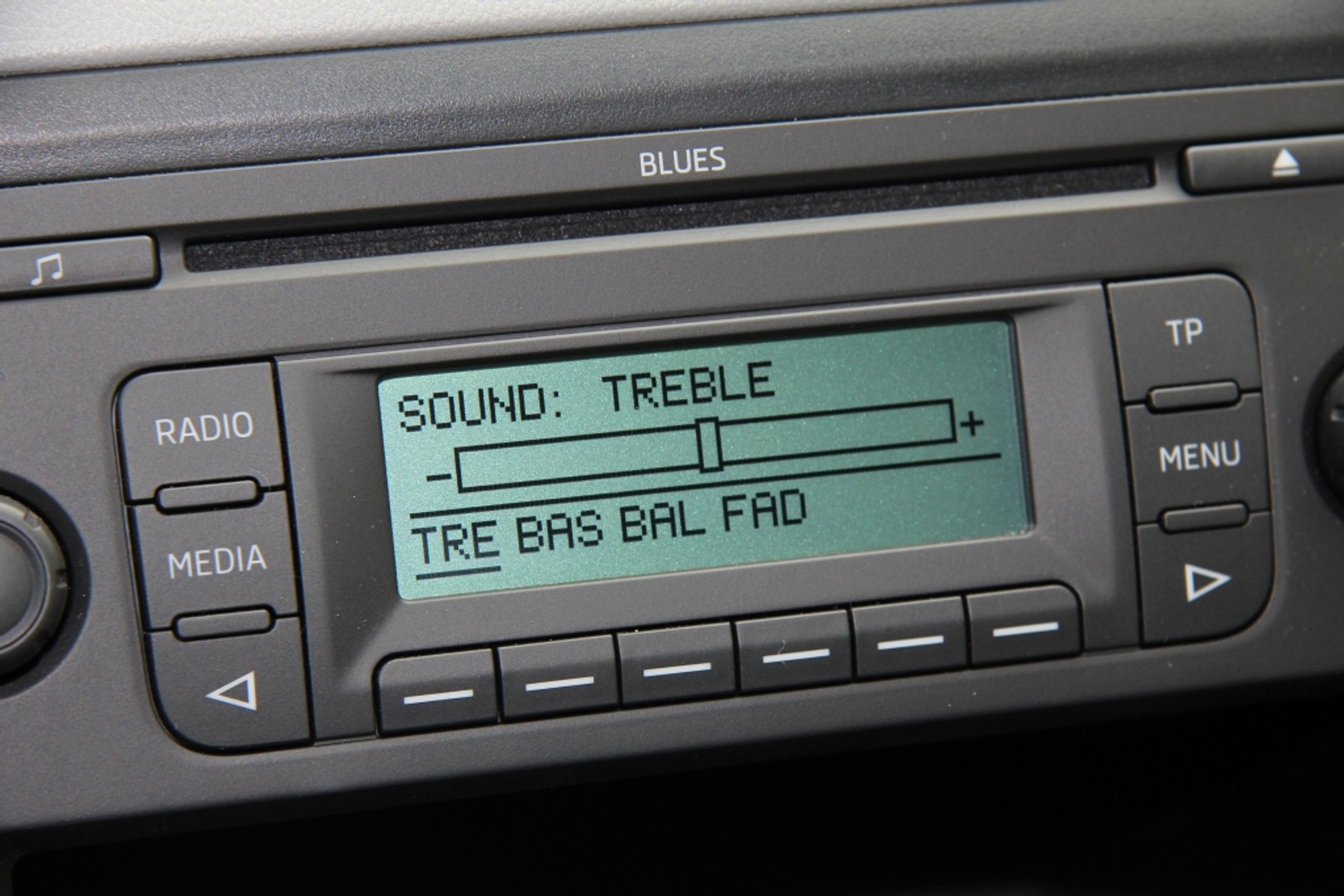 Przy neutralnym ustawieniu korekcji dźwięku system Blues w Skodzie Rapid brzmi bardzo spokojnie, co najlepiej docenić podczas słuchania stacji radiowych