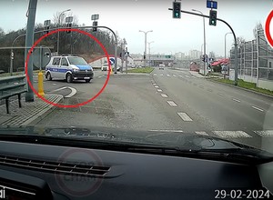 Policjanci się nie popisali. Najpierw pod prąd, później przypadkowa blokada skrzyżowania