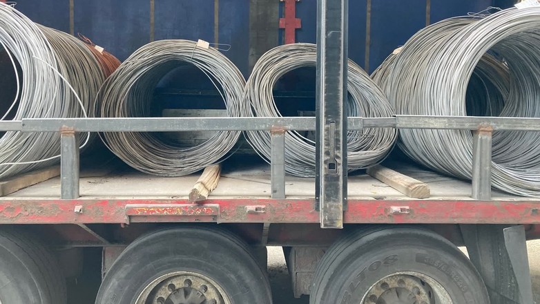 Niezabezpieczone zwoje miedzianego drutu znalezione na "pace"