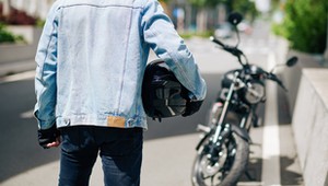 To słynny gest motocyklistów. Wyjaśniamy, co oznacza tajemniczy skrót