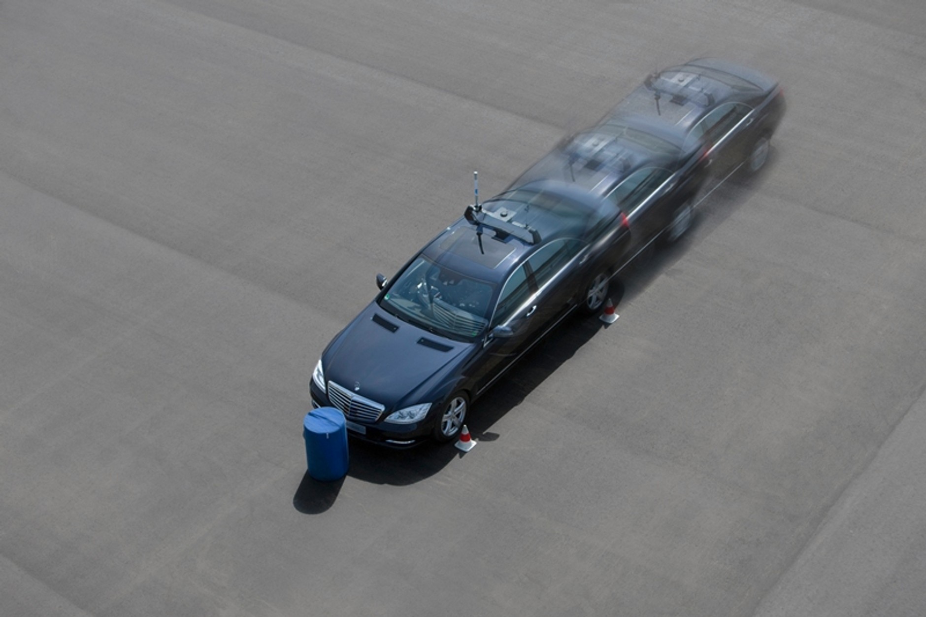 Mercedesy przejęte przez roboty robią dziwne rzeczy