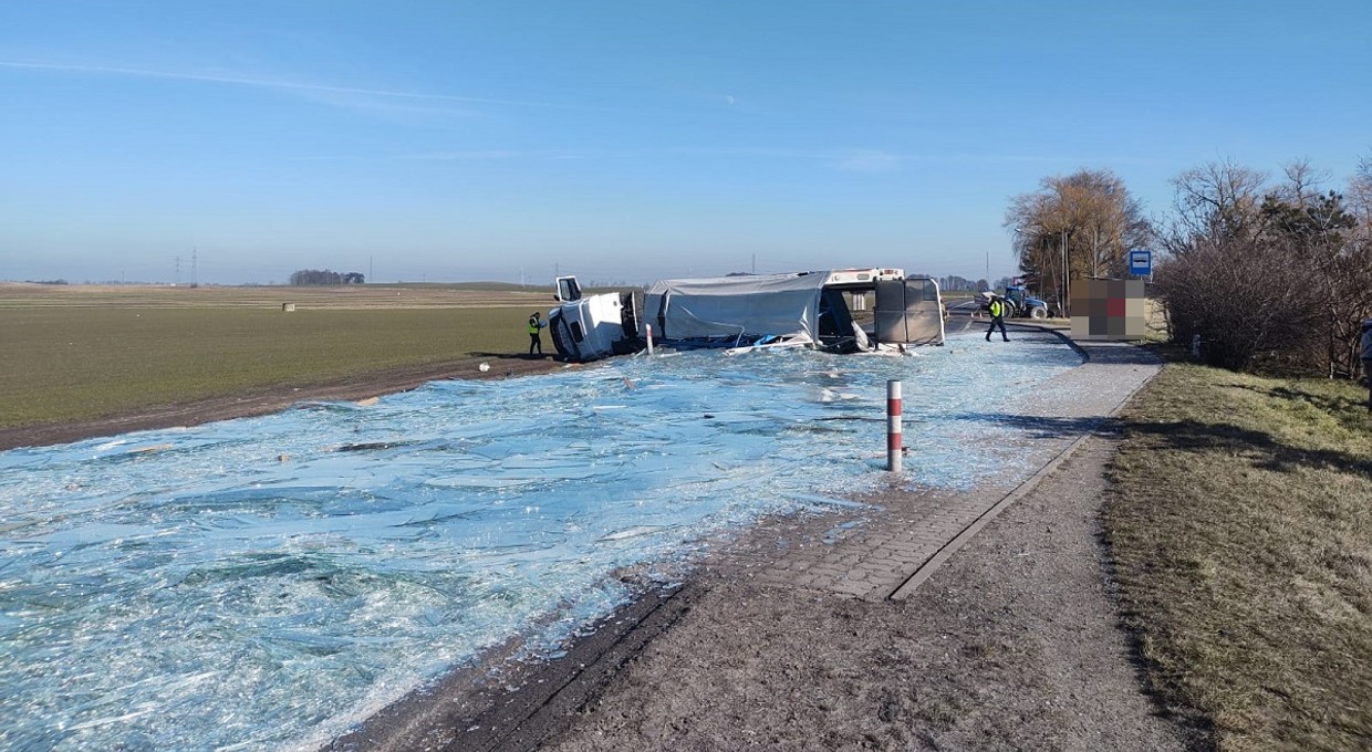 Droga wyglądała jak pokryta lodem. Z naczepy wysypał się cały ładunek