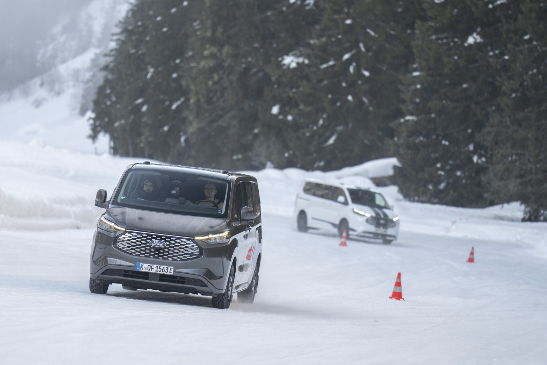 Fordy E-Transit i E-Tourneo AWD na lodowym torze