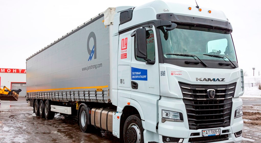 Kamaz 54901 z kabiną Mercedesa