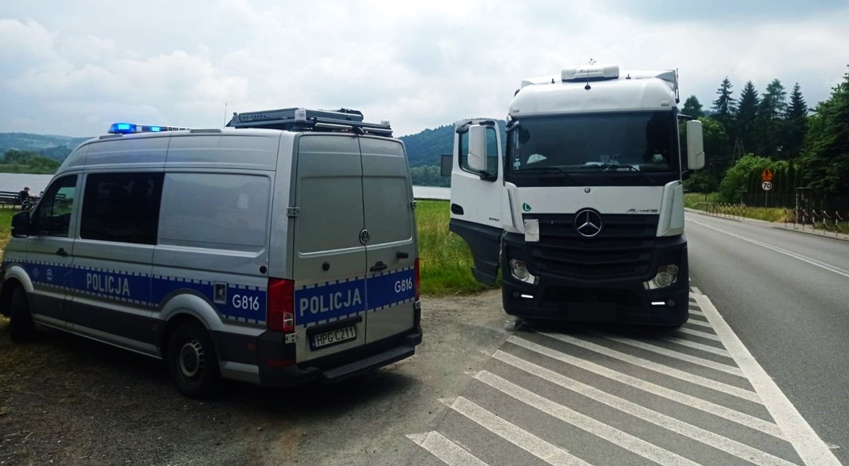 Policjanci zatrzymali tira. Kierowca był tak pijany, że wypadł z kabiny