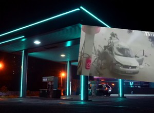 Chciał zatankować na stacji. Eksplozja rozerwała pół samochodu [Nagranie]
