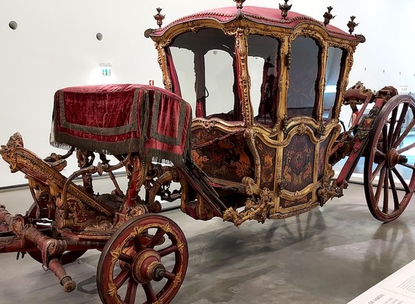 Czym podróżowali najbogatsi, gdy nie było jeszcze Rolls-Royce'ów, Bentley'ów i Maybachów? Muzeum Powozów w Lizbonie