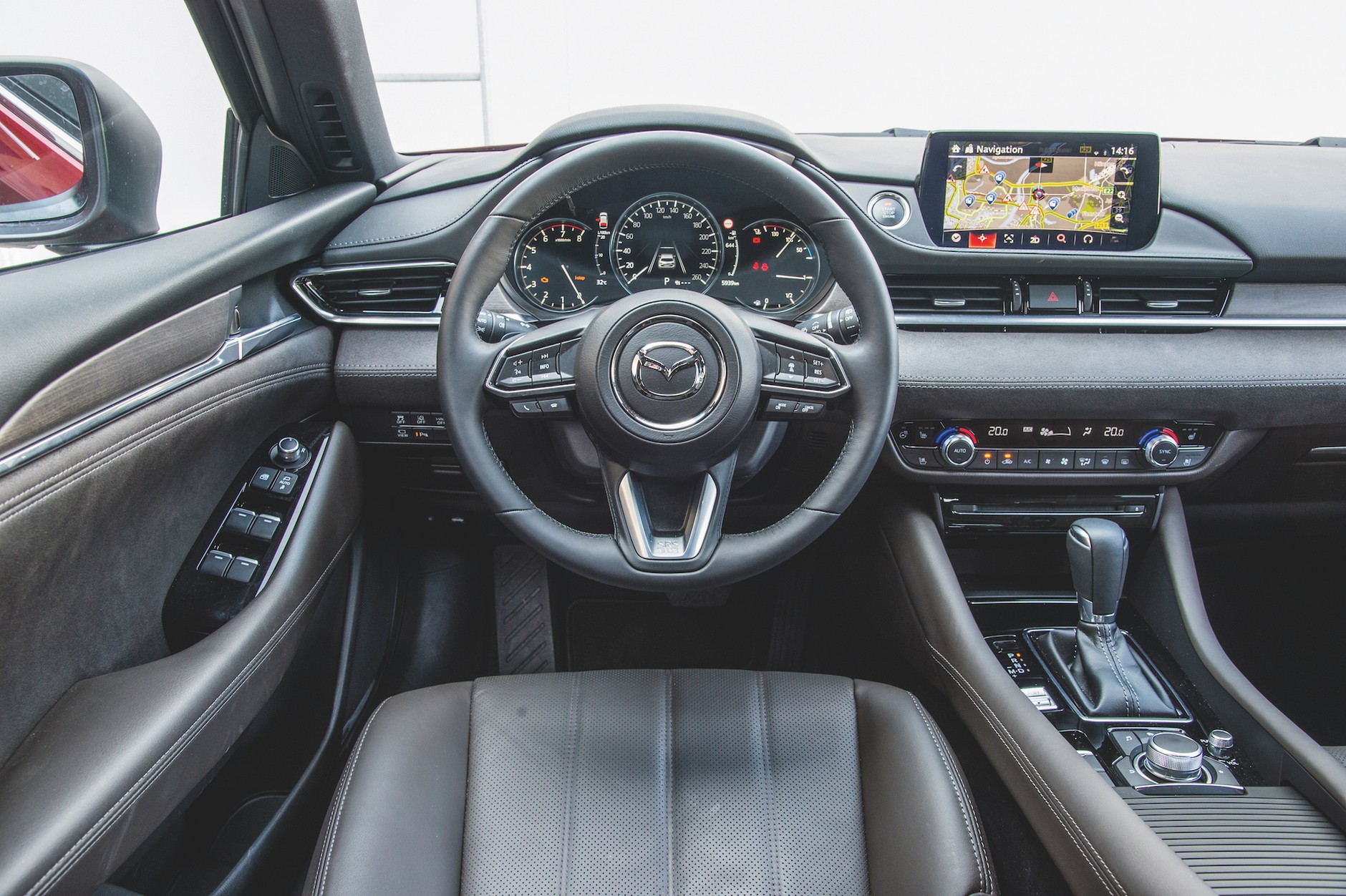 Wysmakowany kokpit z licznymi obszyciami ze sztucznej skóry i imitacji zamszu. Nawigacja z 8-calowym ekranem jest seryjna.