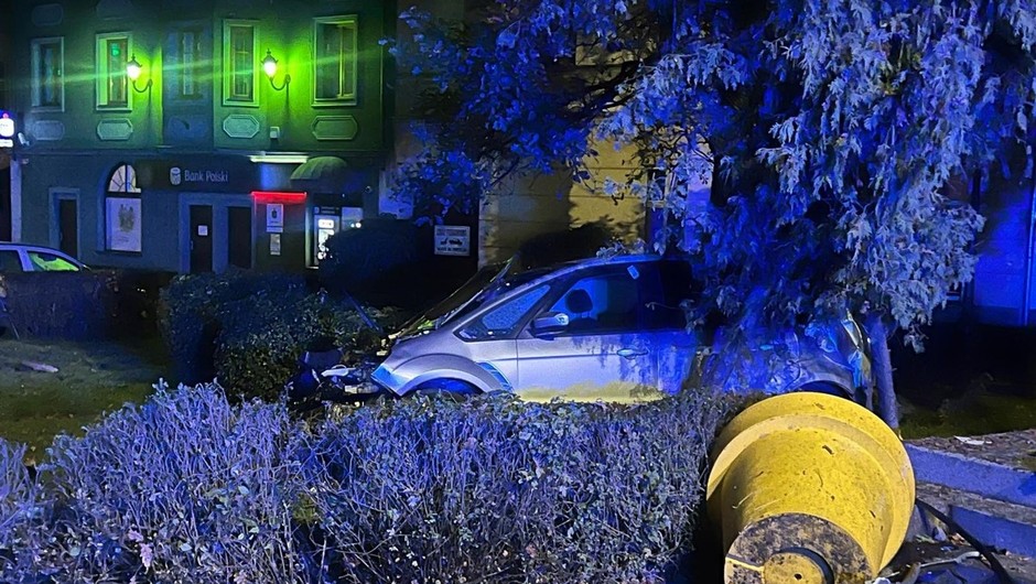 Kierowca forda uderzył w obelisk na placu. Policjanci musieli wezwać strażaków i karetkę