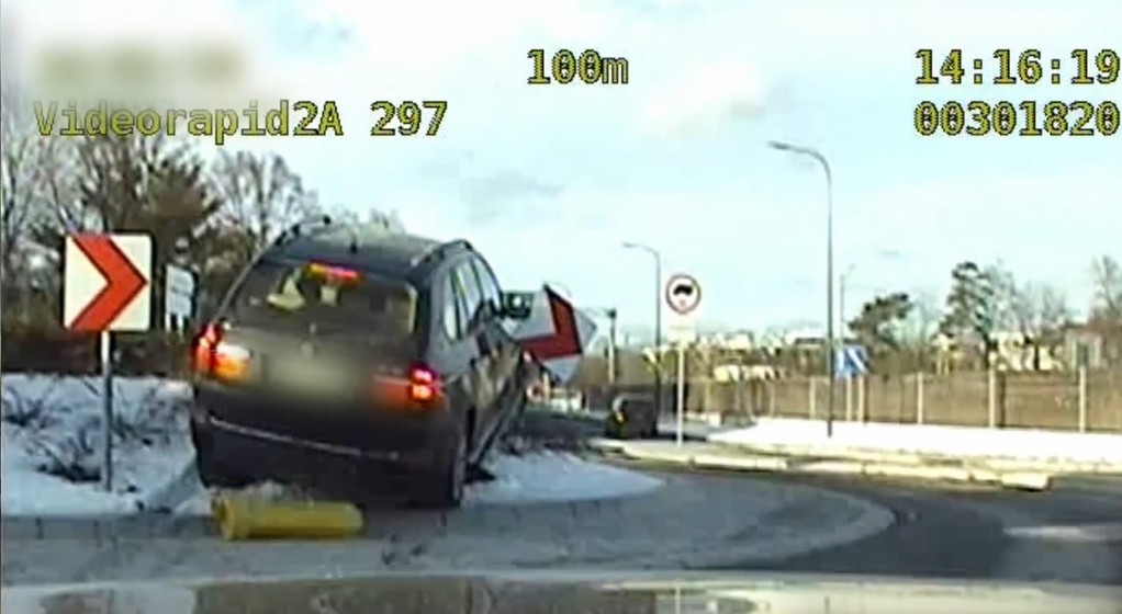 Kierowca BMW próbował "przeciąć" rondo na wprost