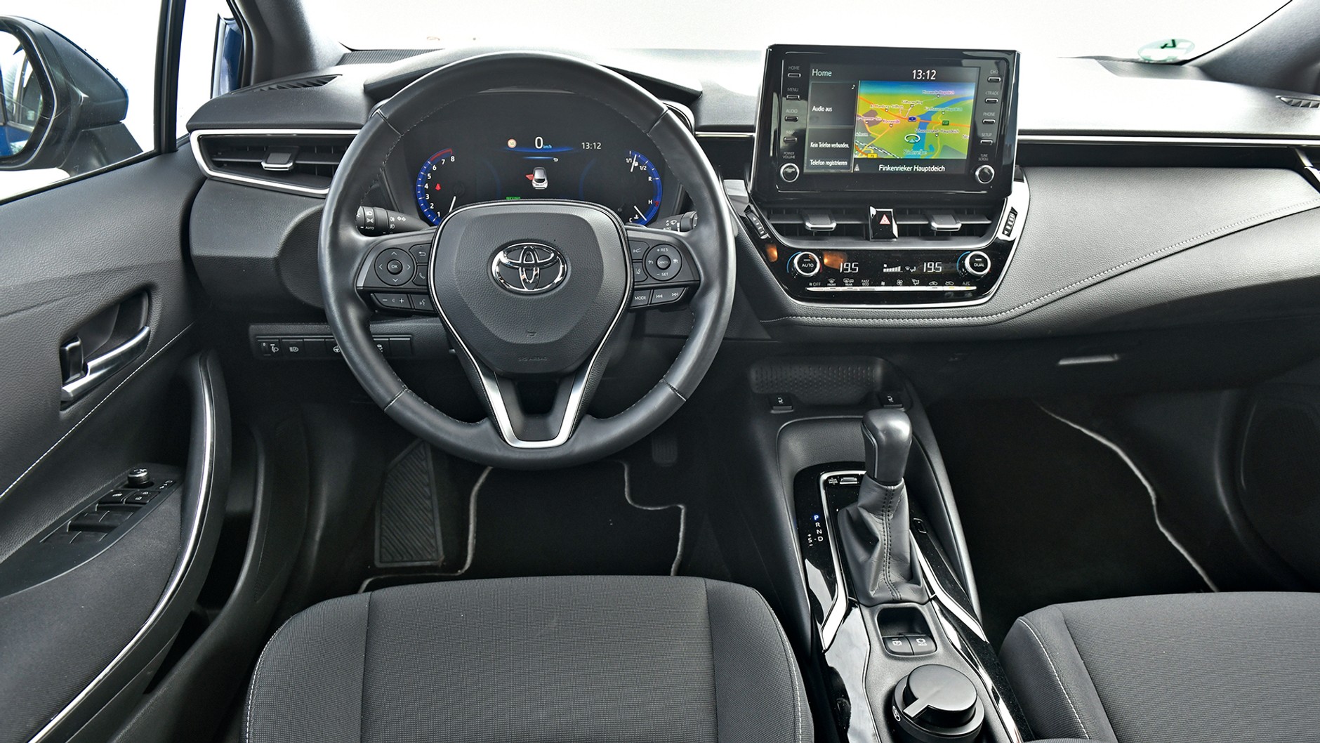 Stylistyka kokpitu­ sprawia wrażenie nowoczesnej, jednak w jakości materiałów jest jeszcze pole do poprawy