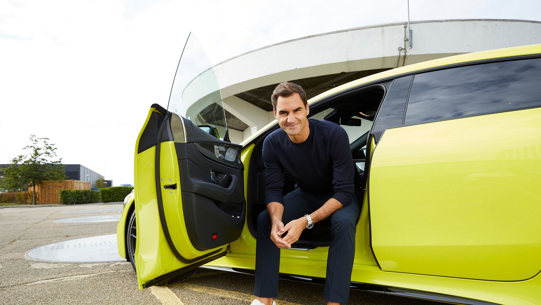 Roger Federer w neonowym Mercedesie