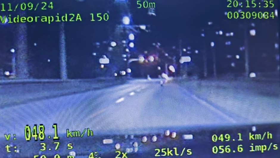 Jechał elektryczną hulajnogą. Policjanci "wlepili" mu 900 zł mandatu