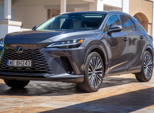Lexus wyprzedaje ostatnie sztuki aut z rocznika 2024. W przypadku jednego SUV-a rabat wynosi... 100 tys. zł