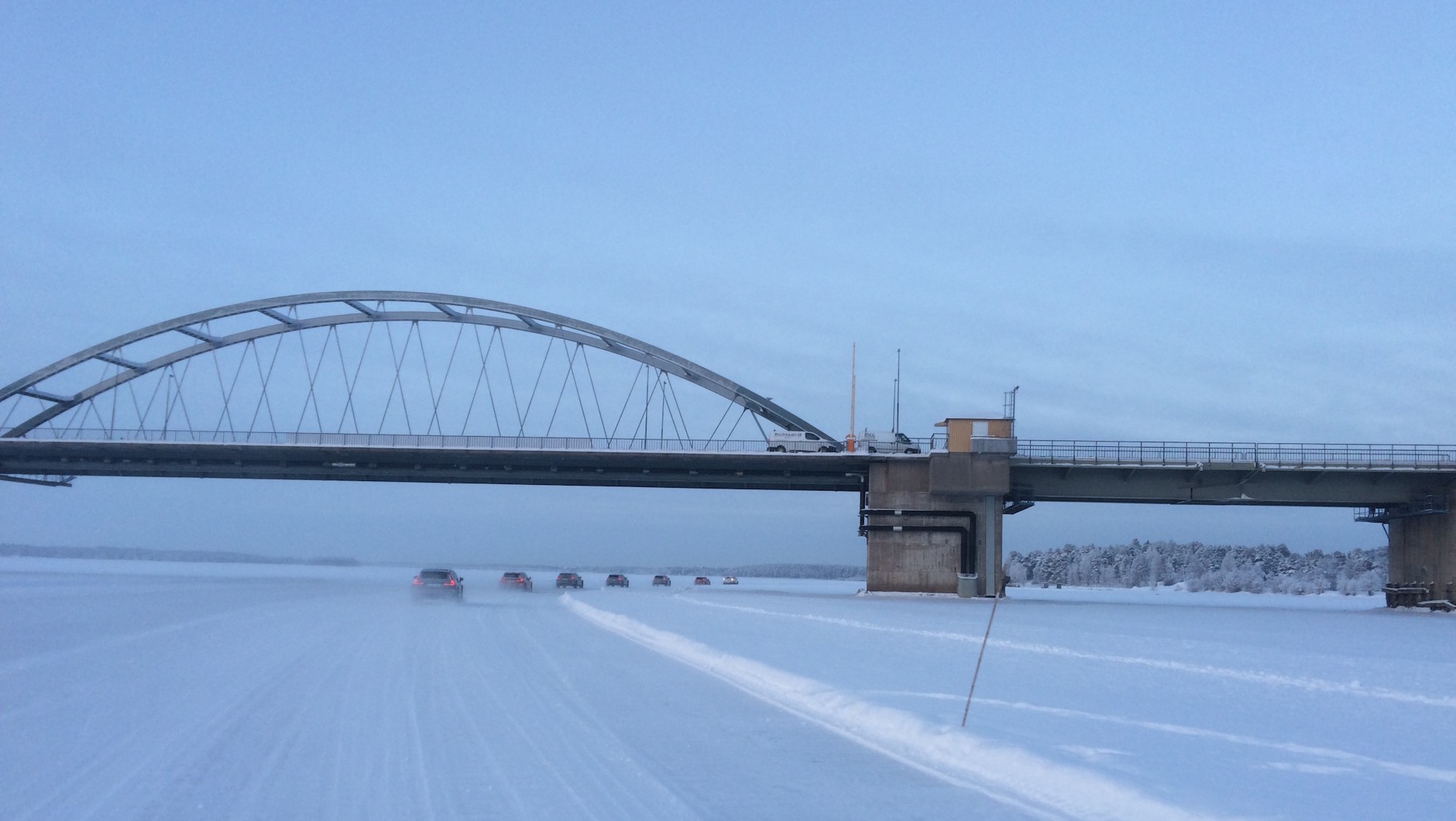 W ciepłych miesiącach pod mostem Bergnäs można tylko przepłynąć. Zimą – przejechać