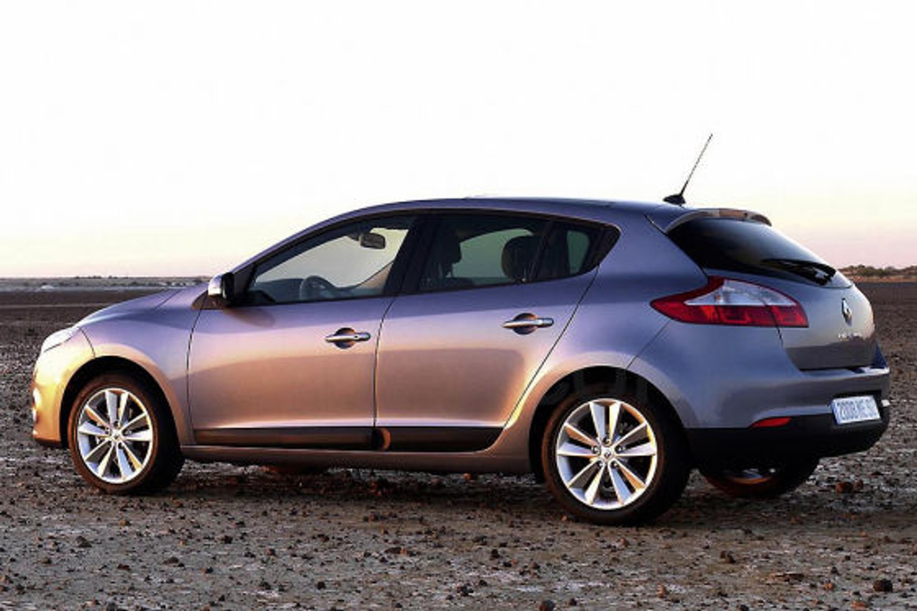 Paryż 2008: nowy Renault Megane - pierwsze zdjęcia przed premierą