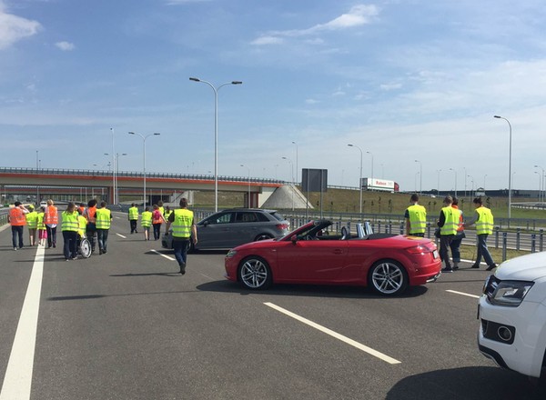 Niewidome dzieci poznają autostradę