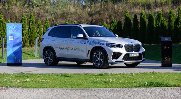 Wodorowe BMW iX5 Hydrogen debiutuje w Polsce. Już nim jeździliśmy