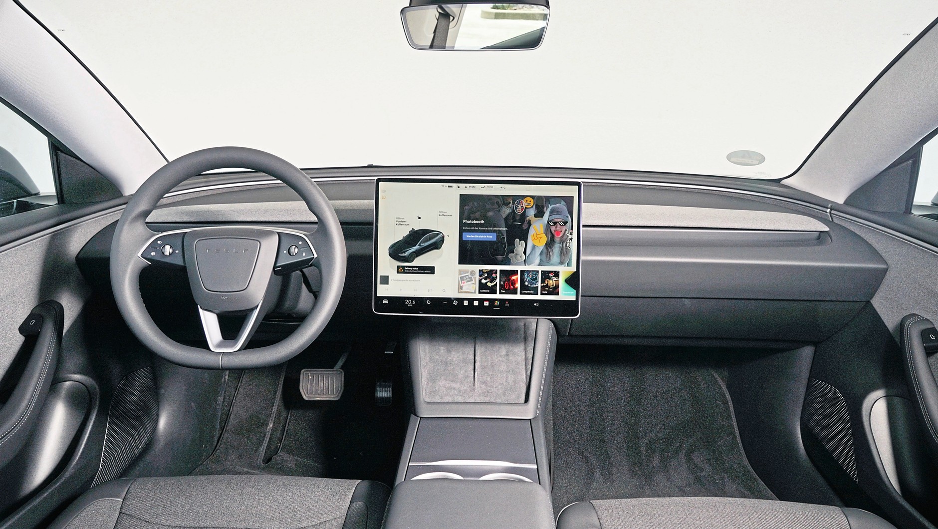 Wnętrze Tesli Model 3 Standard