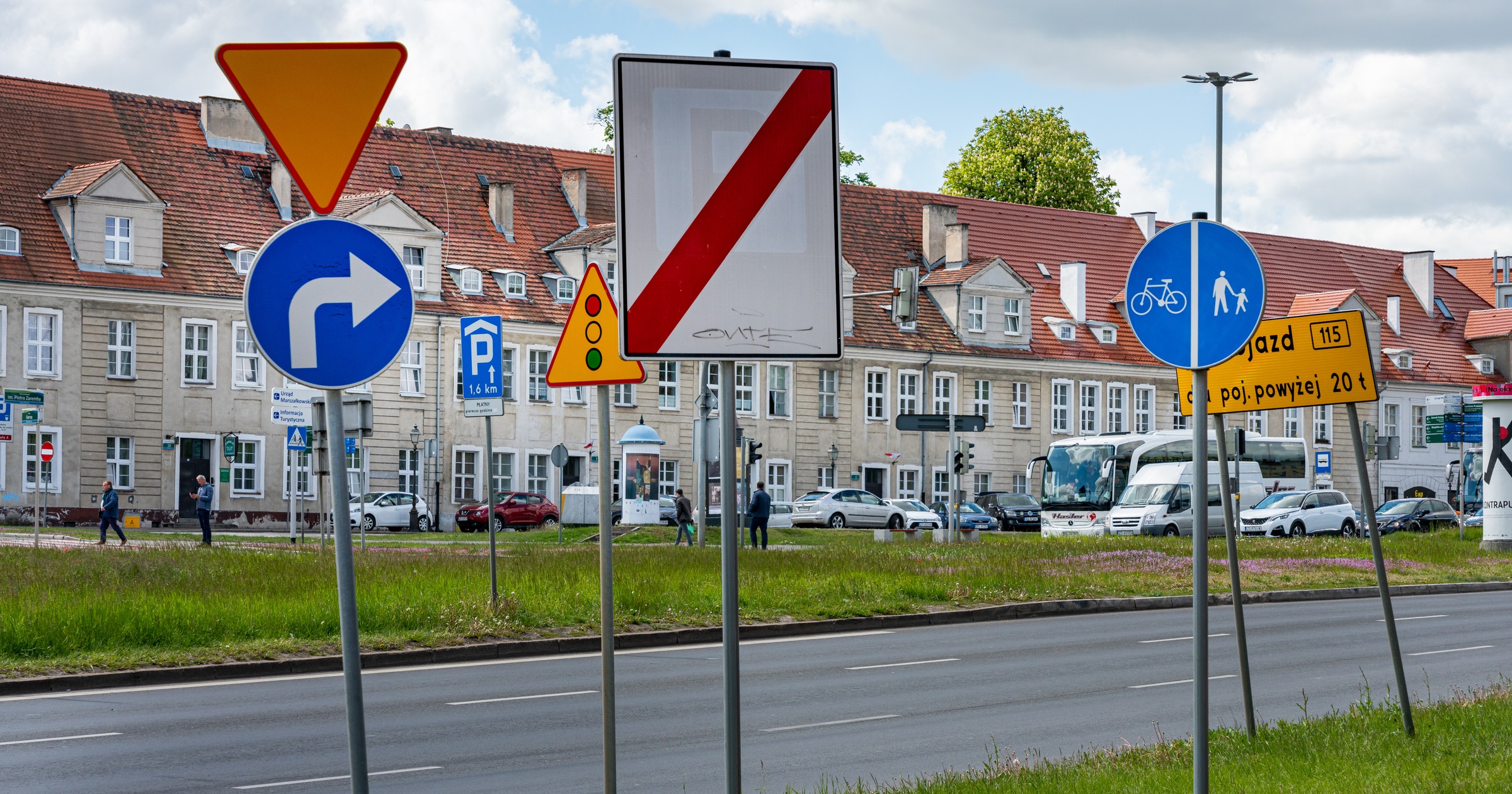 Dżungla znaków na polskich drogach? Według raportu WEI opartego m.in. na danych z Najwyższej Izby Kontroli, znaków jest za dużo, a jakość oznakowania jest niska. 