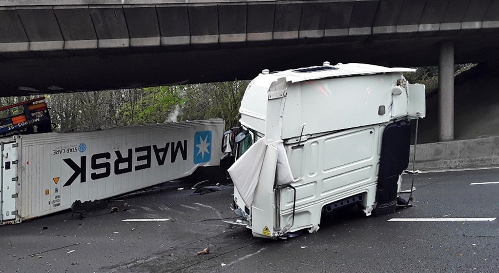 Wypadek ciężarówki na brytyjskiej autostradzie M6
