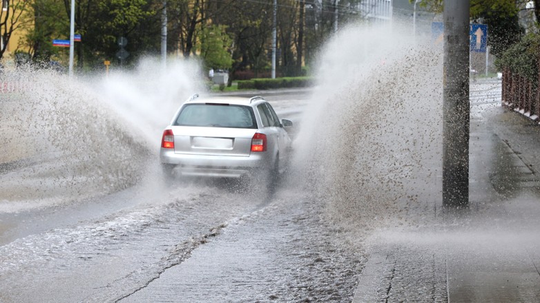 Przejazd przez głęboką kałużę