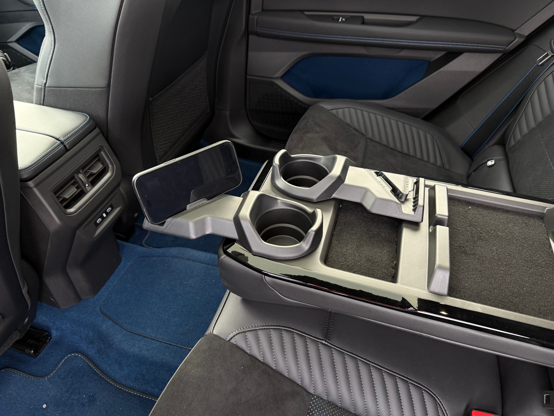 Podłokietnik w drugim rzędzie siedzeń w Renault Rafale