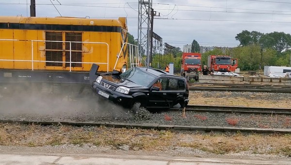 Widziałem SUV-a miażdżonego przez lokomotywę. W tej konfrontacji nie miał najmniejszych szans [WIDEO]